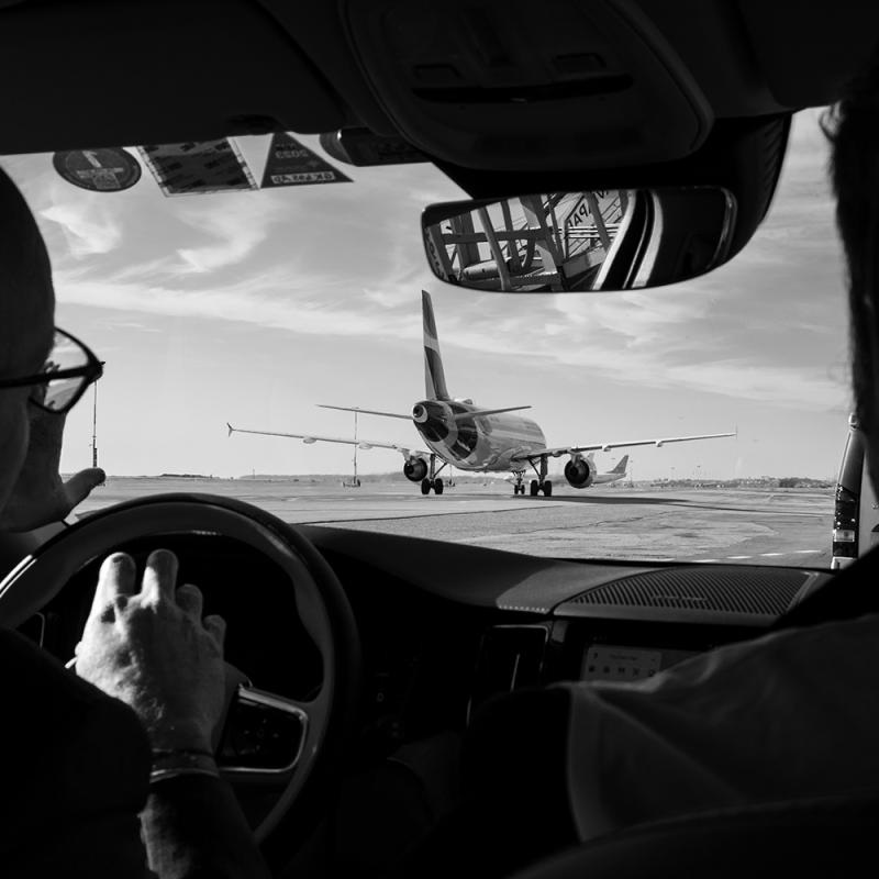 Vue d'un décollage à travers une voiture